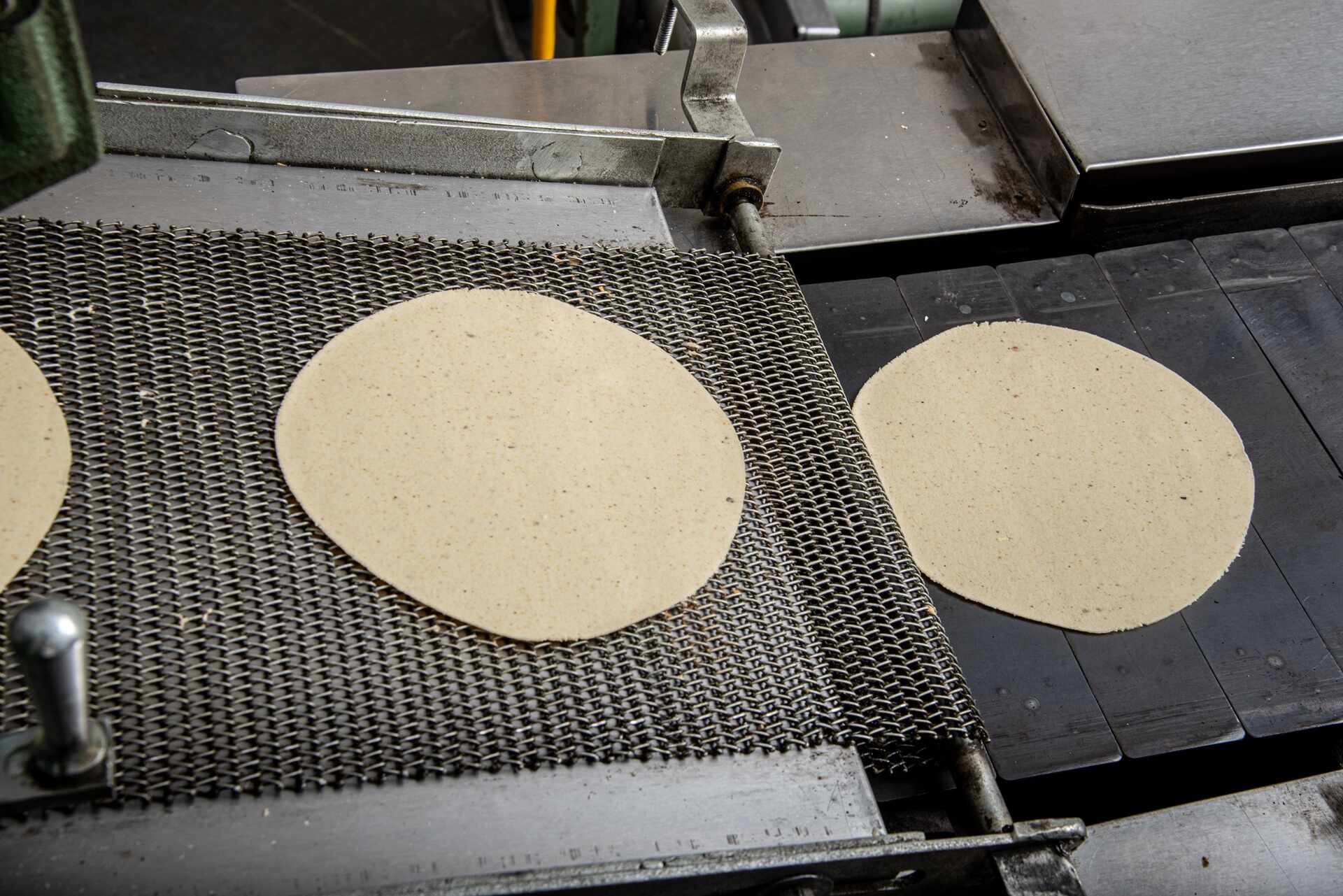 Selecting the Right Type of Conveyor Belt for Your Food Manufacturing Needs